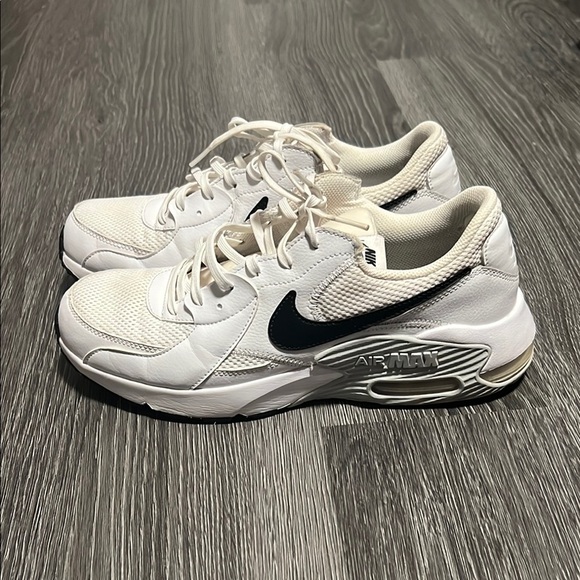 Nike White and Black Athletic Sneakers - Picture 3 of 8
